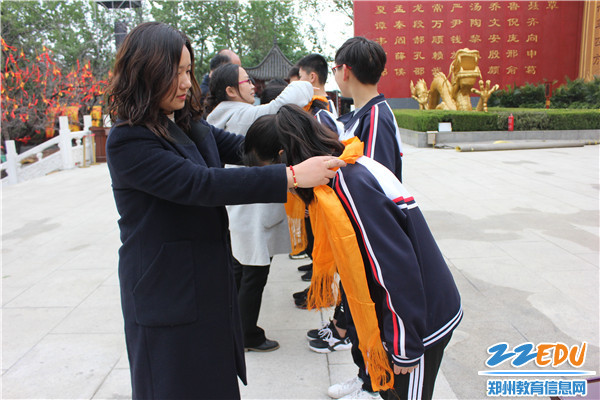 佩戴感恩巾 佩戴感恩巾