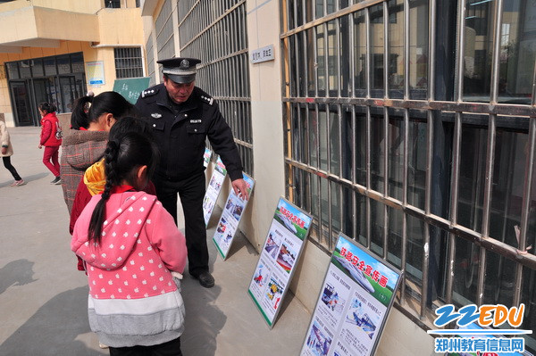 东双桥警务区警长王喜林提醒孩子们要学会爱路护路_调整大小 东双桥警务区警长王喜林提醒孩子们要学会爱路护路_调整大小