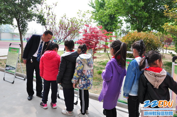 双桥车站站长聂红涛向孩子们宣传铁路安全知识_调整大小 双桥车站站长聂红涛向孩子们宣传铁路安全知识_调整大小