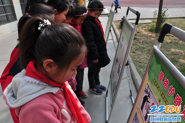 学生认真观看宣传知识_调整大小 学生认真观看宣传知识_调整大小