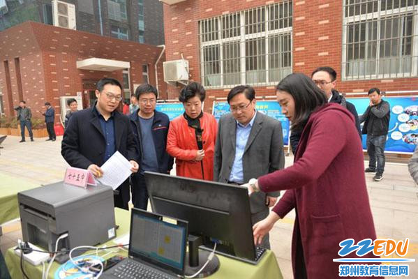 1.鲁晶老师向参会领导介绍学校编程作品 1.鲁晶老师向参会领导介绍学校编程作品