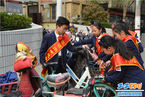 2.学生们互相帮助摆放共享单车 2.学生们互相帮助摆放共享单车