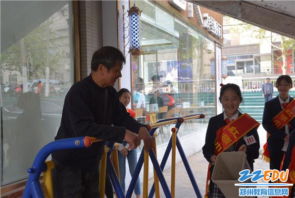 3.红领巾志愿者受到了市民们的夸赞 3.红领巾志愿者受到了市民们的夸赞