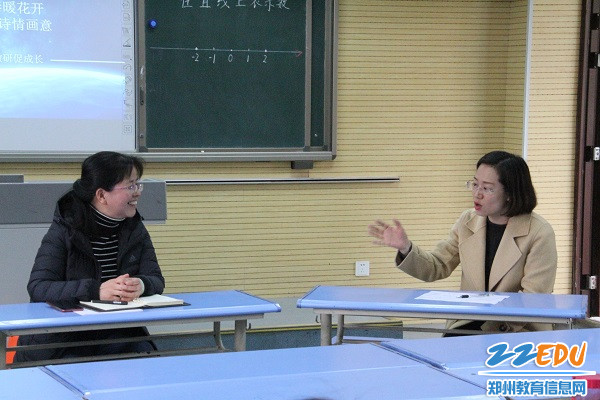 黄瑞副校长和马宇主任在探讨问题 黄瑞副校长和马宇主任在探讨问题