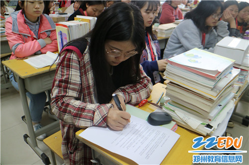 同学们在倡议书上郑重签字 同学们在倡议书上郑重签字