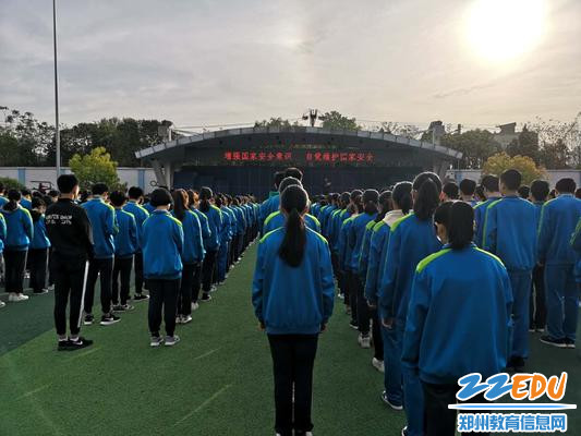 “安全让青春飞扬”为主题的升旗仪式 “安全让青春飞扬”为主题的升旗仪式