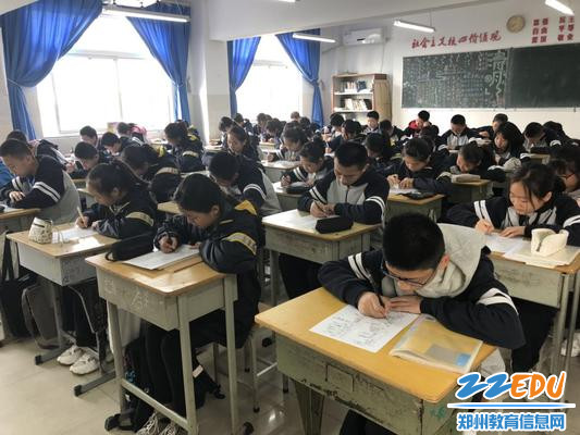 认真书写的同学们 认真书写的同学们