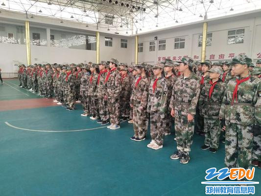 学生整齐列队欢迎领导入席 学生整齐列队欢迎领导入席