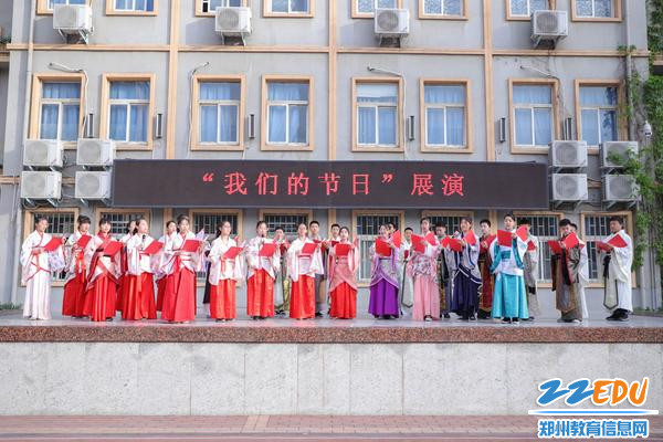 3共同上台进行展演 3共同上台进行展演