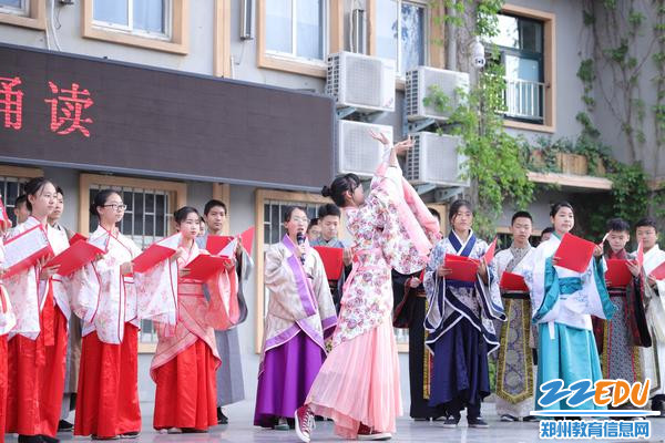 4歌伴舞形式新颖 4歌伴舞形式新颖