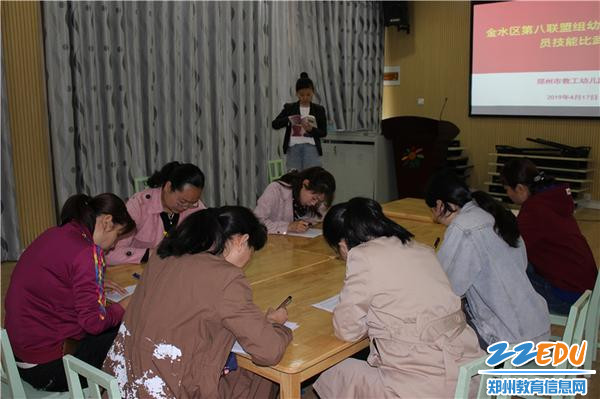 5老师们认真作答 5老师们认真作答