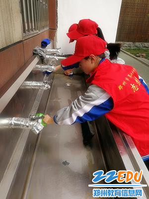 4同学们清理操场用水设施 4同学们清理操场用水设施