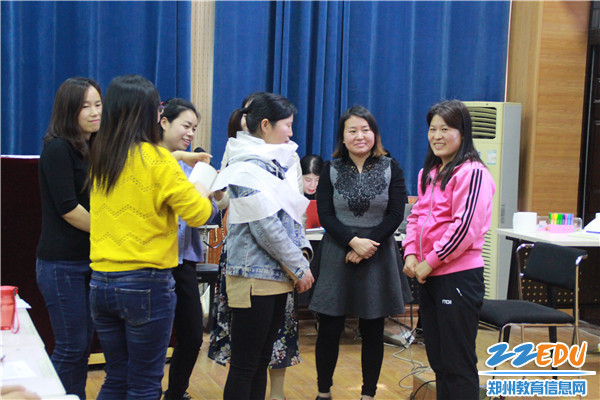 家长们进行体验游戏(4) 家长们进行体验游戏(4)