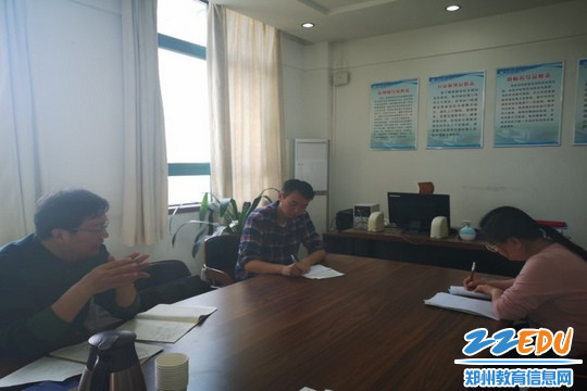 教研员朱建军和老师们一起评课 教研员朱建军和老师们一起评课