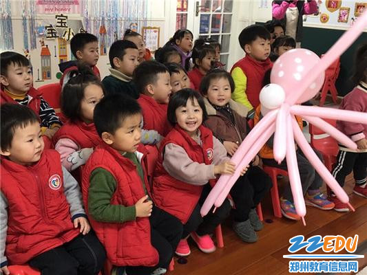 孩子们开心地收到了气球章鱼的礼物