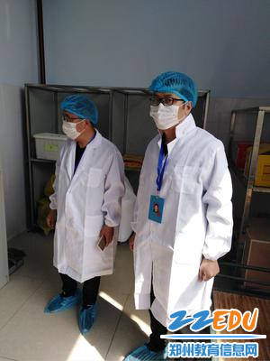 两位督学对储物间进行检查 两位督学对储物间进行检查