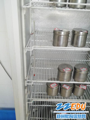 留样柜增加了温度计 留样柜增加了温度计