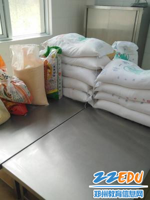 主食库米面摆放整齐 主食库米面摆放整齐