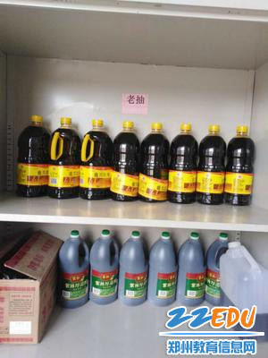 副食库柜子里架子上干净整洁 副食库柜子里架子上干净整洁