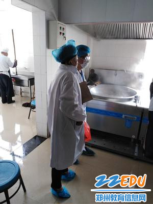 张玲霞校长陪同督学对餐厅工作人员操作的规范性进行查看 张玲霞校长陪同督学对餐厅工作人员操作的规范性进行查看
