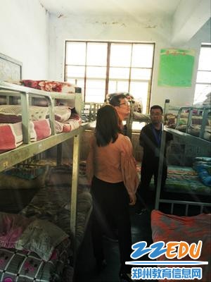 督学进寝室,查看学生住宿情况 督学进寝室,查看学生住宿情况