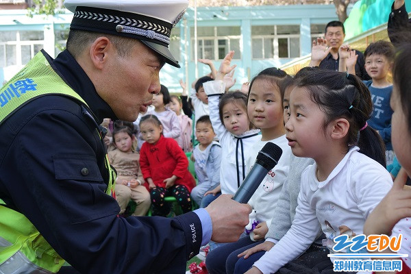 与幼儿互动 与幼儿互动