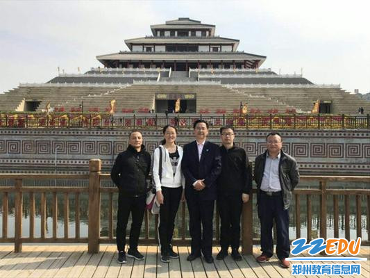 鹤壁市淇河岸边的鹿台阁前,班主任张梅老师,研学活动策划者崔晟老师和家长委员会代表合影。_副本 鹤壁市淇河岸边的鹿台阁前,班主任张梅老师,研学活动策划者崔晟老师和家长委员会代表合影。_副本