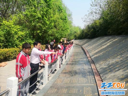 《诗经•卫风》的诗壁旁,崔晟老师带同学们 寻找自己喜欢的《诗经》篇章。_副本 《诗经•卫风》的诗壁旁,崔晟老师带同学们 寻找自己喜欢的《诗经》篇章。_副本