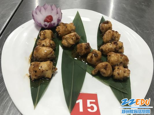 聋哑学生在中餐烹饪比赛中做的创新菜“黑椒凤卷”
