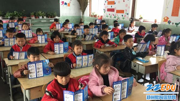 01 一二班的同学正在学习法制宣传页的内容 01 一二班的同学正在学习法制宣传页的内容