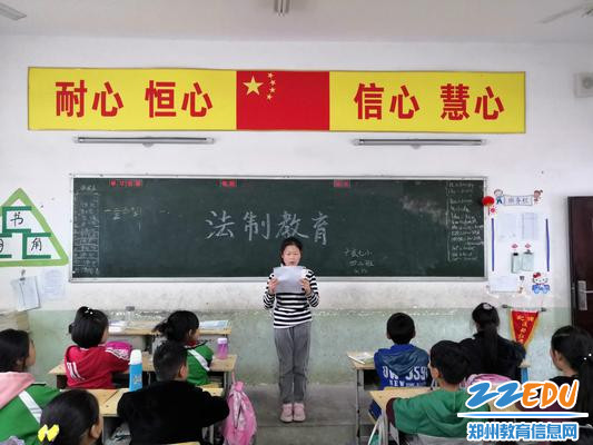 四二的班长正在讲解法律案例和法律知识 四二的班长正在讲解法律案例和法律知识