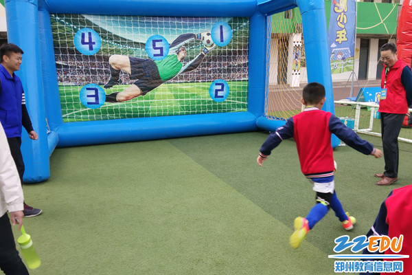 2学生在进行射门游戏 2学生在进行射门游戏