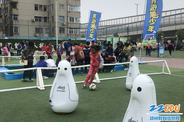 3学生在进行运球游戏 3学生在进行运球游戏