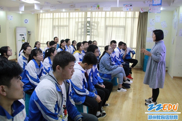 崔老师组织学生开展心理活动1 崔老师组织学生开展心理活动1