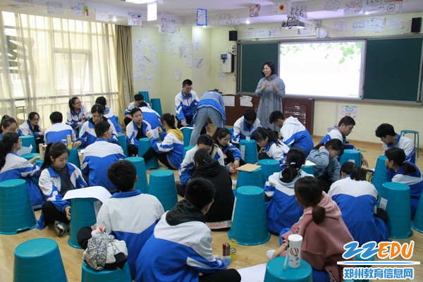 学生们两人一组参与活动 学生们两人一组参与活动