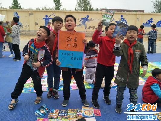 孩子们热情地推销自己地图书_调整大小 孩子们热情地推销自己地图书_调整大小