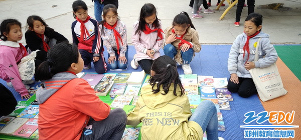 孩子认真挑选心仪的图书_调整大小 孩子认真挑选心仪的图书_调整大小