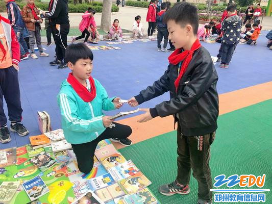 孩子买到心爱的书_调整大小 孩子买到心爱的书_调整大小