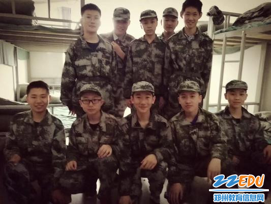 男生整理起内务来也不逊色 男生整理起内务来也不逊色