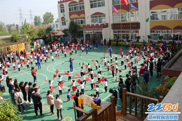 小班组幼儿进行红旗操展示_调整大小 小班组幼儿进行红旗操展示_调整大小