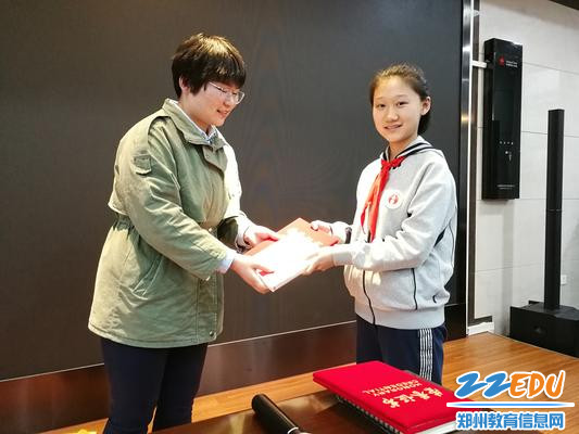 1.为“最佳创意写作奖”获奖学生颁发荣誉证书和奖品 - 副本