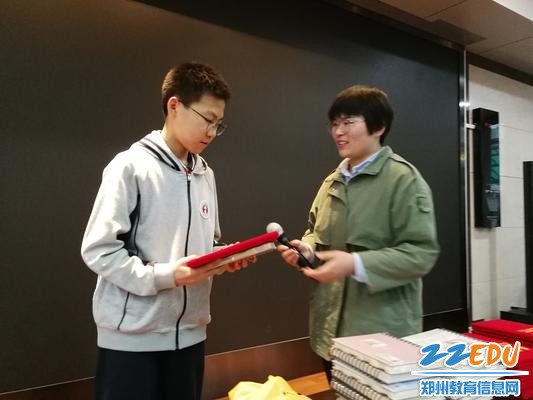 2.为“优秀作品奖”获奖学生颁发荣誉证书和奖品1 - 副本