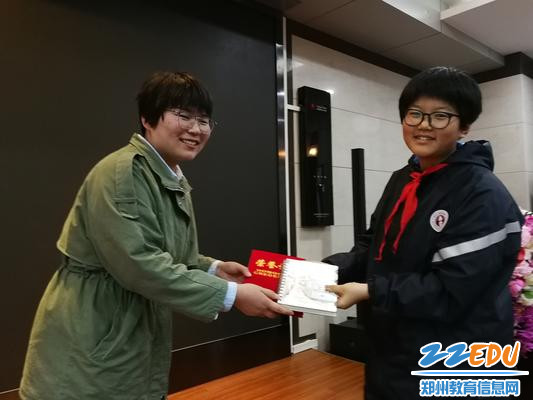 2.为“优秀作品奖”获奖学生颁发荣誉证书和奖品2 - 副本