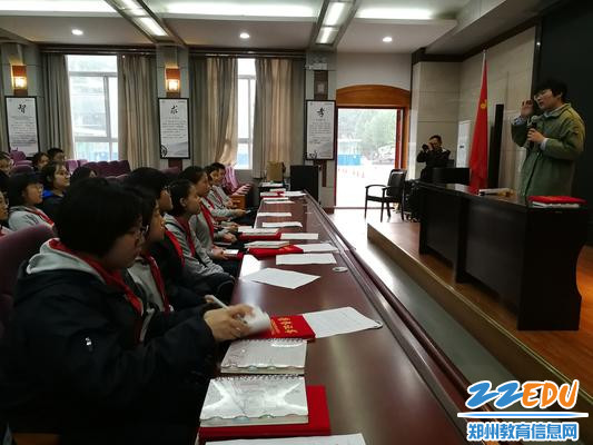 3.颁奖老师激励学生积极写作1 - 副本