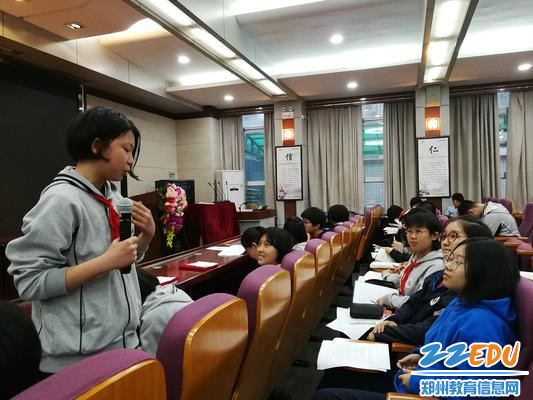 6.学生们认真聆听写作经验 - 副本