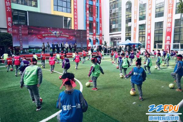 2萌宝足球百人操展演 2萌宝足球百人操展演