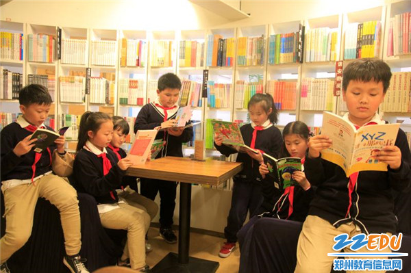 经三学子沉浸在阅读的世界里 经三学子沉浸在阅读的世界里
