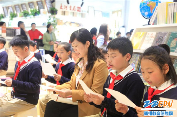 校长徐丽和孩子们一起朗诵 校长徐丽和孩子们一起朗诵