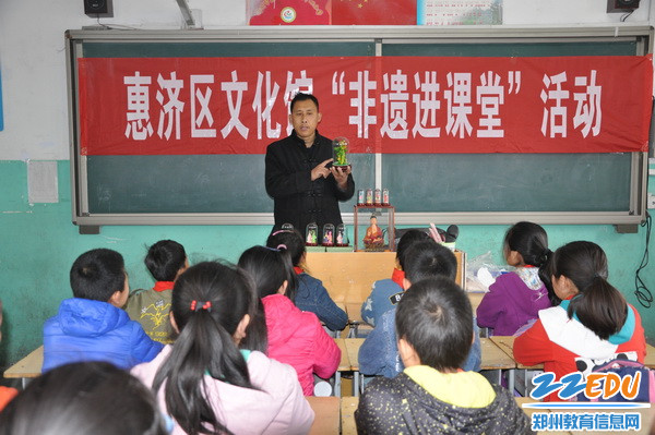 陈氏面塑陈道勇老师为同学们展示面塑_调整大小 陈氏面塑陈道勇老师为同学们展示面塑_调整大小