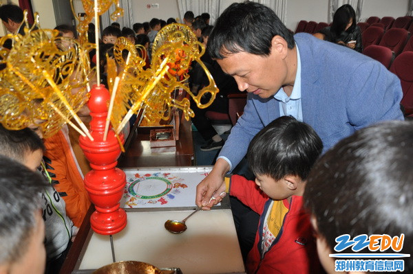 陈老师教“小豆丁”做糖人_调整大小 陈老师教“小豆丁”做糖人_调整大小